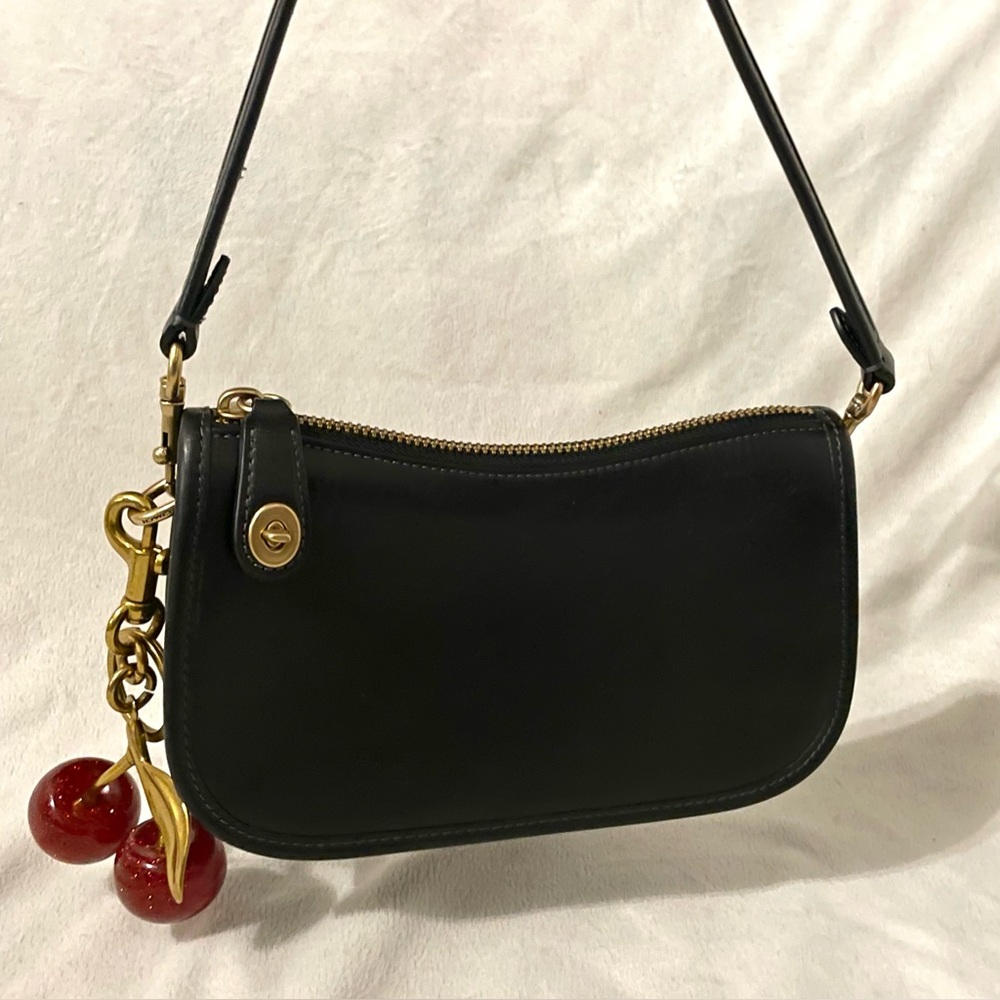 [SOLD Depop] Coach Swinger Bag 20 in Black